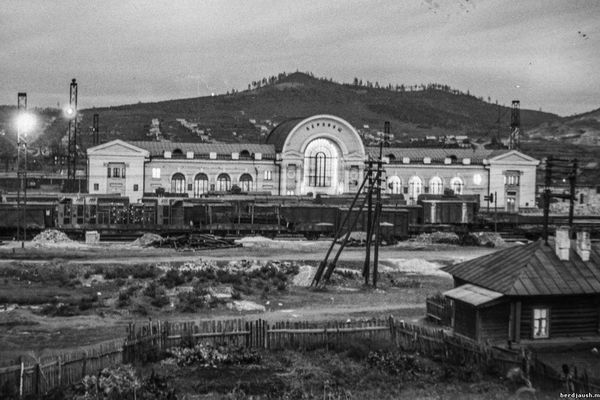 Любительский снимок вокзала станции Бердяуш. Октябрь 1955 года 