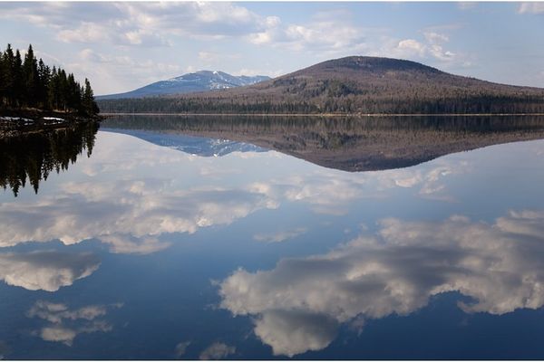 Хребет Нургуш со стороны озера Зюраткуль Автор: Олег Меньков