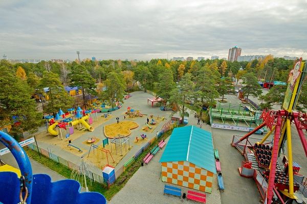 Аттракционы детского парка в ПКиО имени Гагарина
