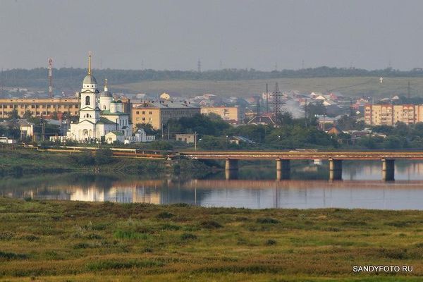 Церковь Святой Троицы и мост в посёлок Южный через реку Уй в Троицке. Автор: Sandy Programmer.