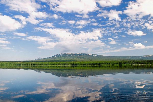 Вид на хребет Зюраткуль с озера Зюраткуль. Автор: Dmitry Shirokov.