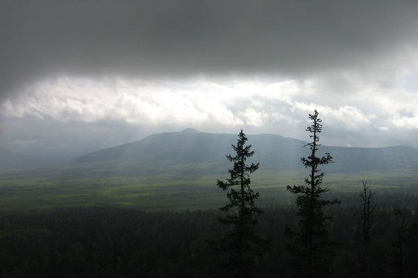 Вид на гору Уван с хребта Большая Сука.  Автор: Михеев Константин.