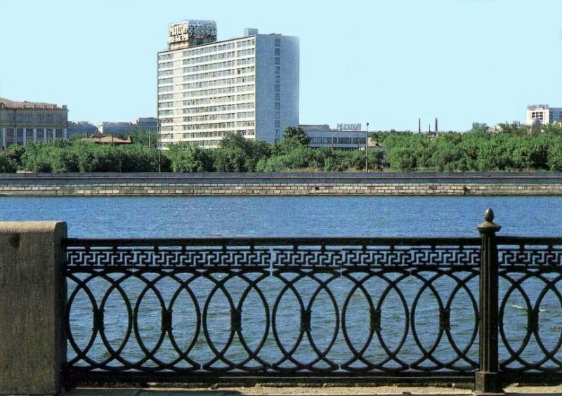 Челябинск. Гостиница Малахит. Фото В. Иванова, 1984 год.