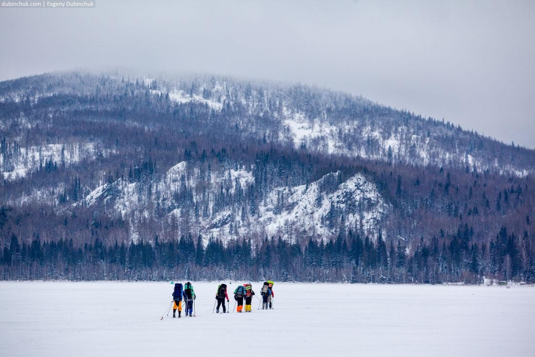 Лыжники на озере Зюраткуль зимой