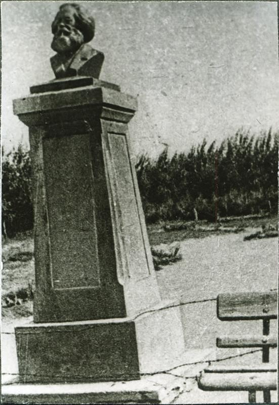 Памятник К.Марксу у главпочтампта
